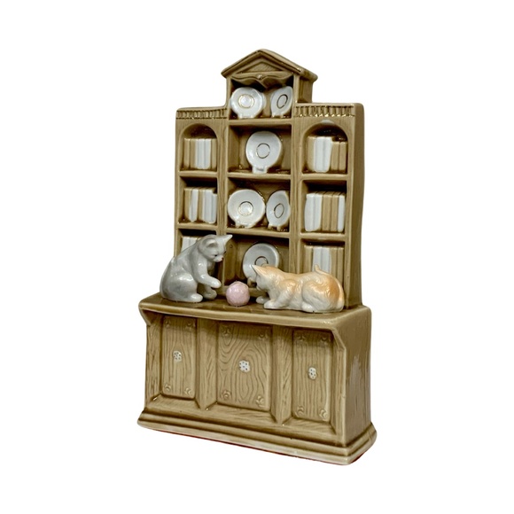 Mischievous Kitten Bookshelf Play Figurine, Gold Trim, Vintage - (1980's) - Picture 8 of 10